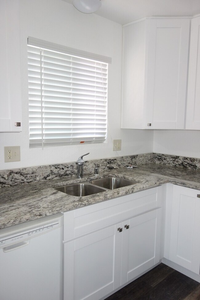 Foto del edificio - Renovated Large 2 Bedroom/1 Bathroom Top F...