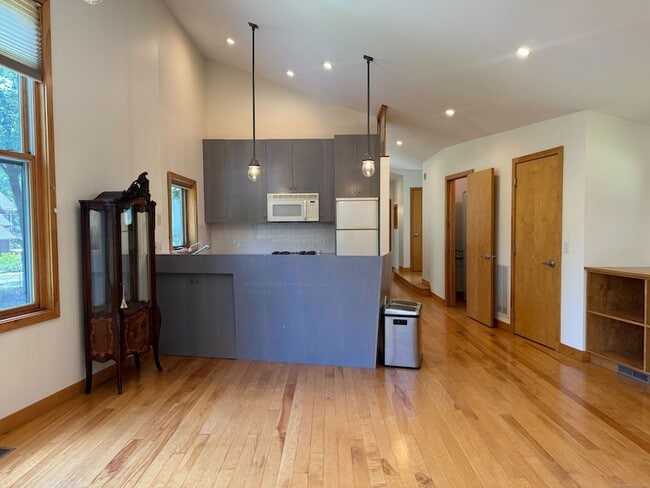 Building Photo - 283 Ogden St