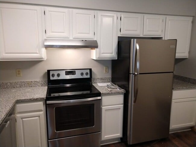 Building Photo - 4 Bedroom Apartment in Central MHK - Near Aggieville!