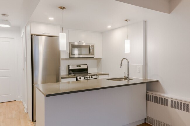 Building Photo - 3460 Rue Durocher