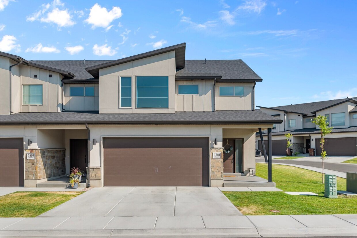 Foto principal - West Haven Townhouse 3 bedroom, 2.5 baths ...
