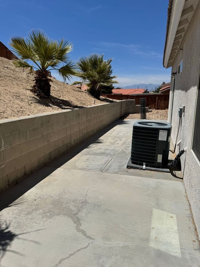 Building Photo - 3 BEDROOM VICTORVILLE HOME
