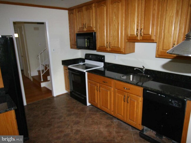 Building Photo - 1103 Roberta Ct