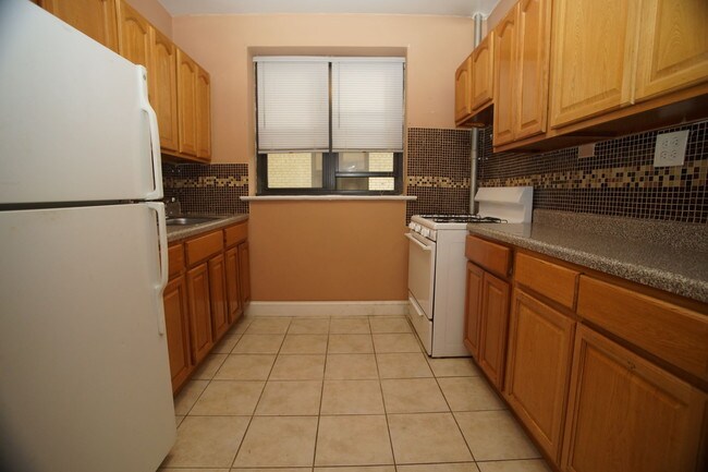 Building Photo - 529 E 235th St