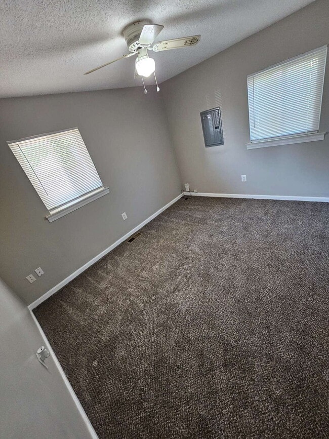 Foto del edificio - 3-Bedroom Ranch, Nice Kitchen, Good Sized Bedrooms, Double Wide Driveway, Big Backyard. Move In R...