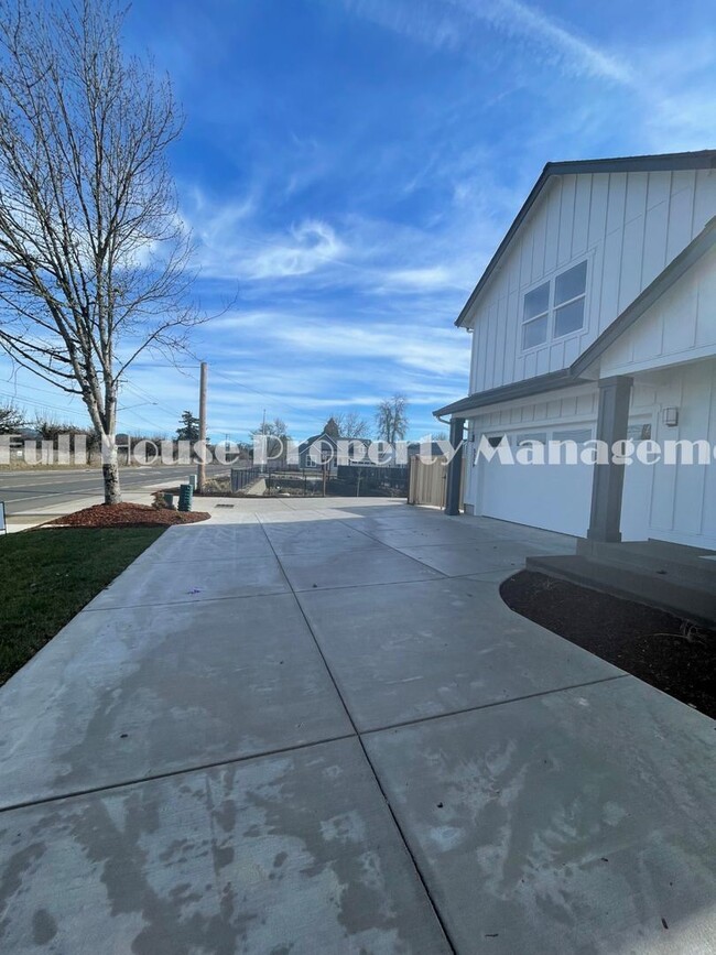 Building Photo - 4 br, 2.5 bath House - 5329 Highbanks Rd