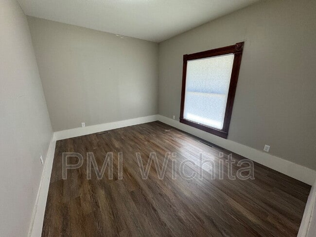 Building Photo - 212 Main St