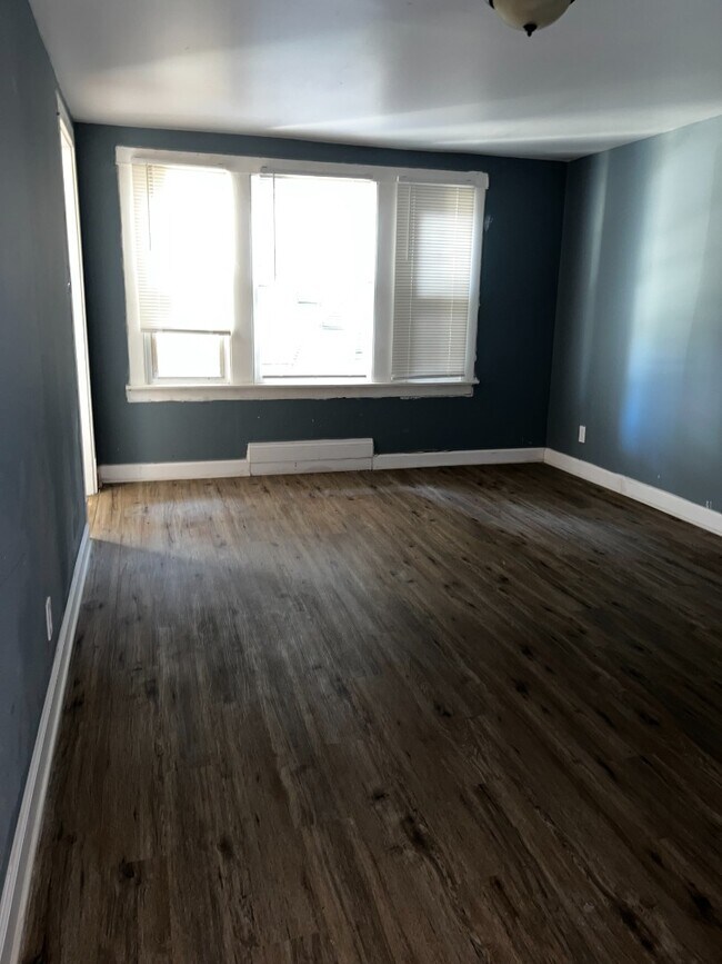 Building Photo - 2BR Apartment with Off-Street Parking