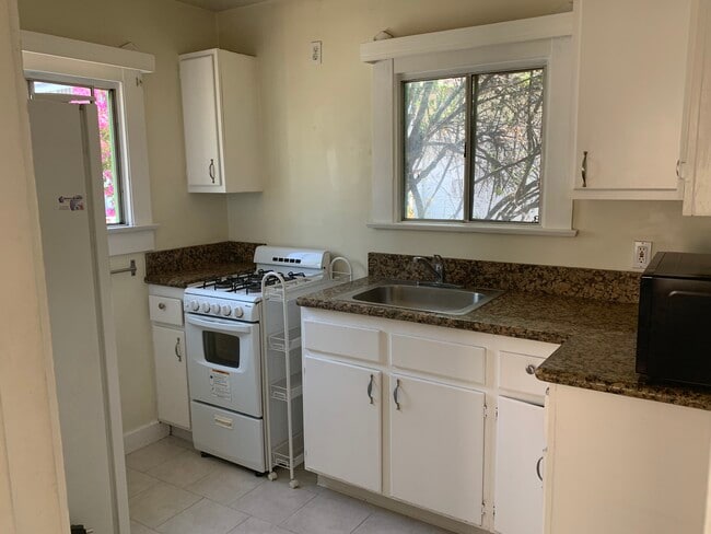 Building Photo - 608 E Angeleno Ave