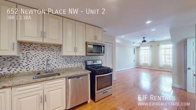 Foto del edificio - 652 Newton Pl NW