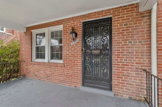 Building Photo - Beautiful Three Bedroom Abode in Brookland...