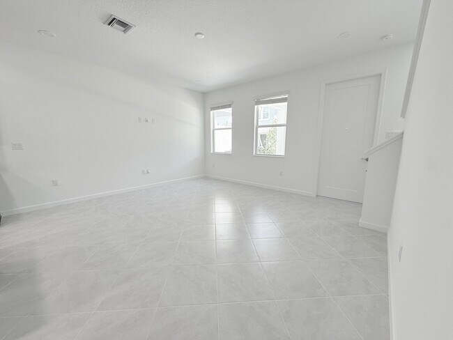 Foto del edificio - 4394 Longwood Lake Sq