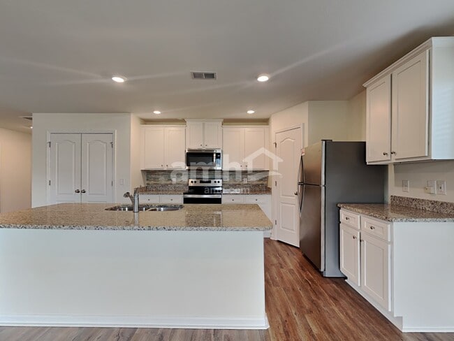 Building Photo - 2065 Southlea Dr