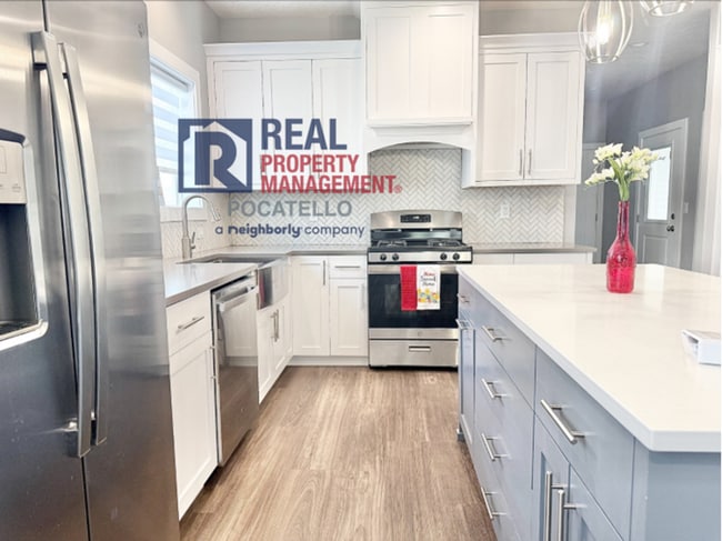 Building Photo - Beautiful Brand New 6 bedroom 3.5 bahtroom...