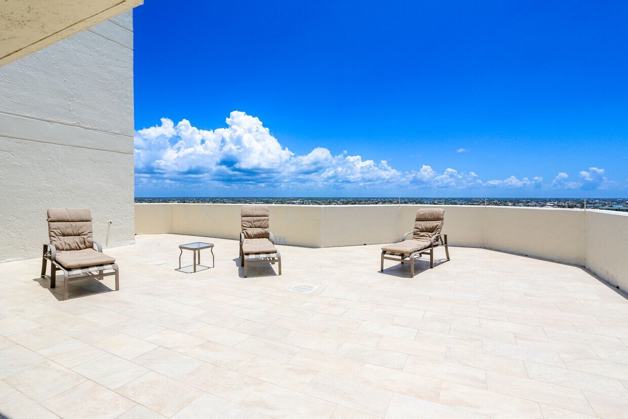 Foto principal - **SANDCASTLE AT MARCO BEACH**2 BEDS/2 BATH...