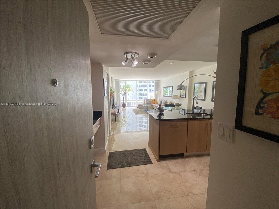 Primary Photo - 10275 Collins Ave