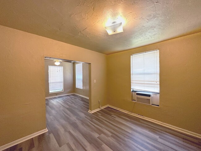 Building Photo - Beautiful 2 Bedroom, 1 Bathroom House in F...