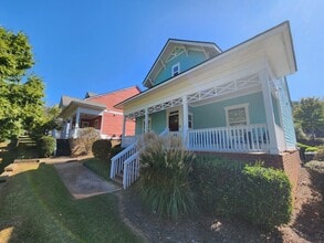 Building Photo - 2080 Lakeside Dr