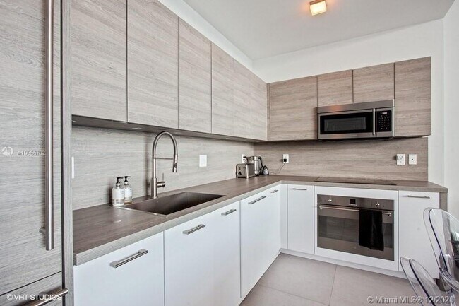 Building Photo - 400 Sunny Isles Blvd