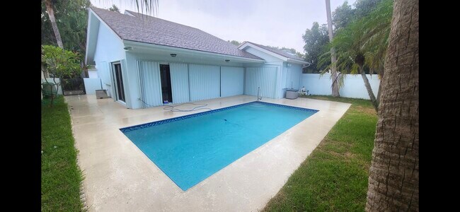 Foto del edificio - 315 Leeward Dr