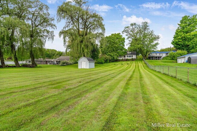 Foto del edificio - "Charming 3-Bedroom Lakehouse retreat with Spacious 2128 Sq Ft Layout in Hastings, MI!"