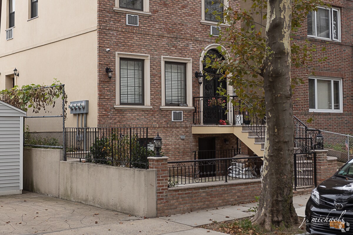 Entrance - 2111 35th St