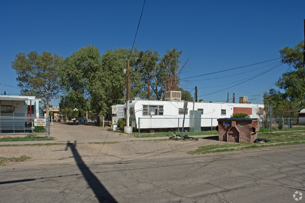 Building Photo - Placita Del Arroyo