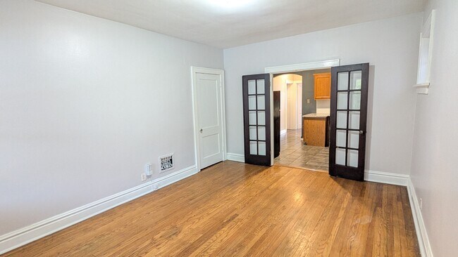 Foto del edificio - 5042 Mardel Ave