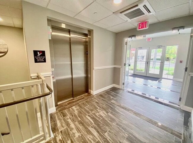 Building Photo - Lofts at 335