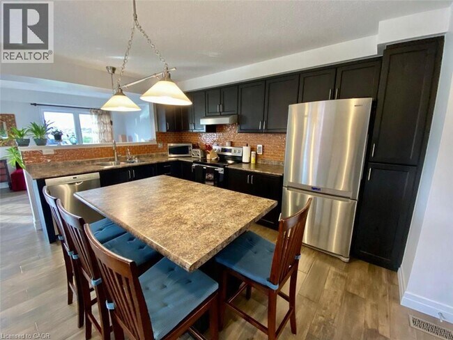 Building Photo - 287 Westmeadow Dr