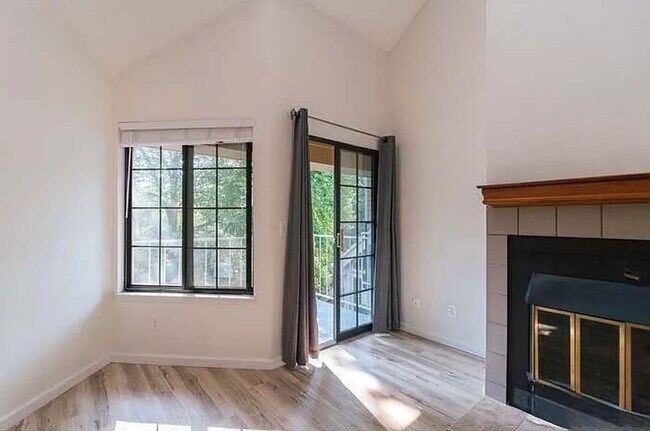 Building Photo - Updated Top-Floor Condo in Boulder’s Powde...