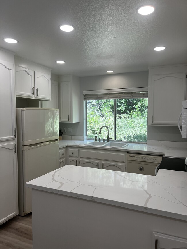 Foto del edificio - 1367 Shell Ln