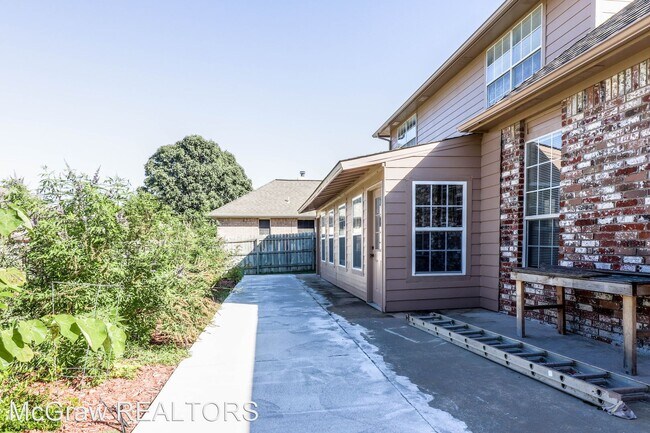 Building Photo - 3 br, 2.5 bath House - 10943 E. 76th St