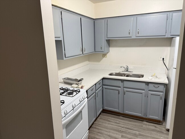 Building Photo - 844 College Blvd