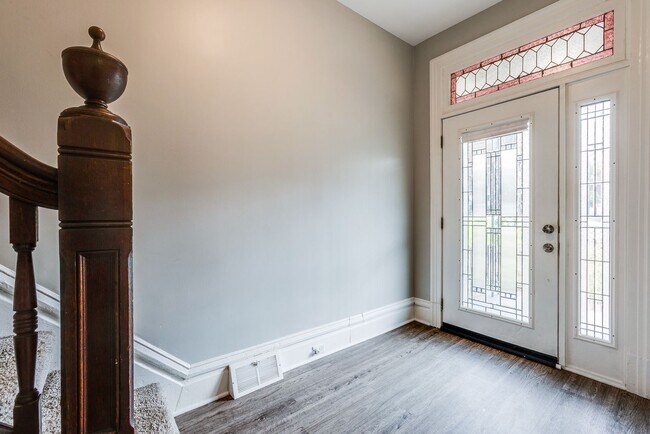 Building Photo - Available MAY - 3 Bedroom, 2 Bath – Off-St...