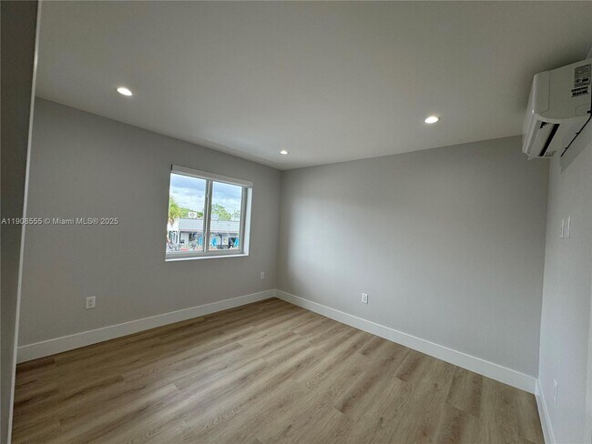 Foto del edificio - 161 Bentley Dr