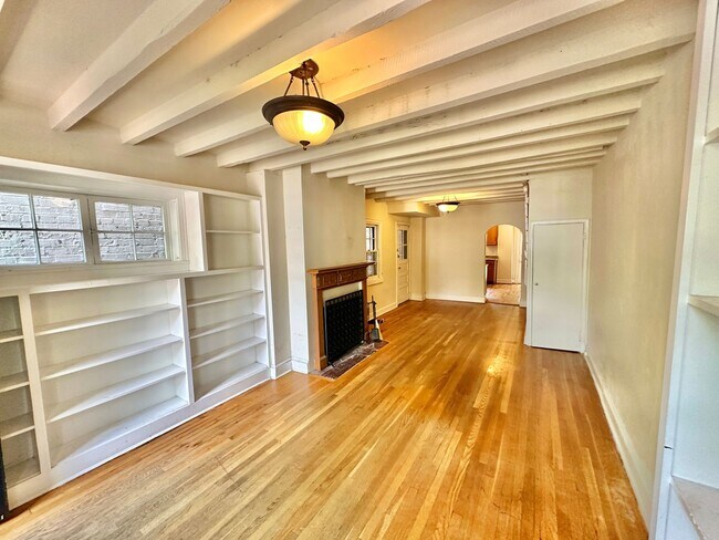 Foto del edificio - Glamorous Georgetown 2 Bedroom Historic Row Home with Patio