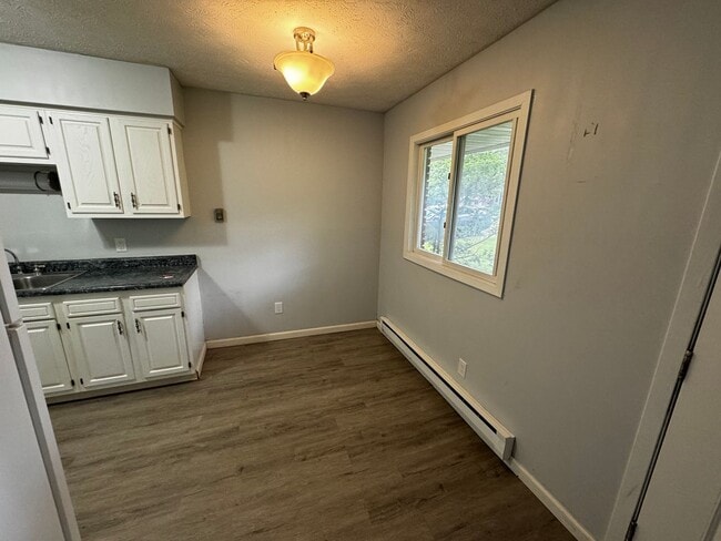 Building Photo - Charming 2-Bedroom, 1-Bath Duplex in Louis...