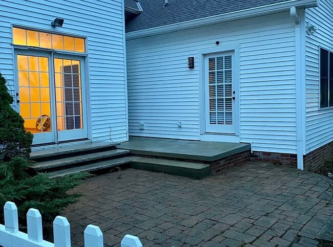 Building Photo - 22325 Fairmount Blvd