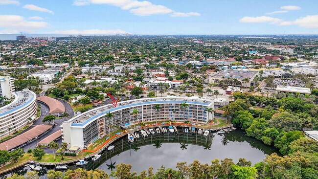 Foto del edificio - 1319 E Hillsboro Blvd