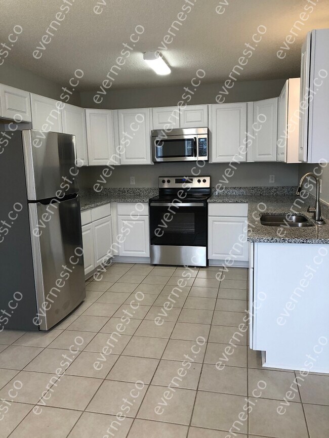 Building Photo - 3 bed / 2 bath home