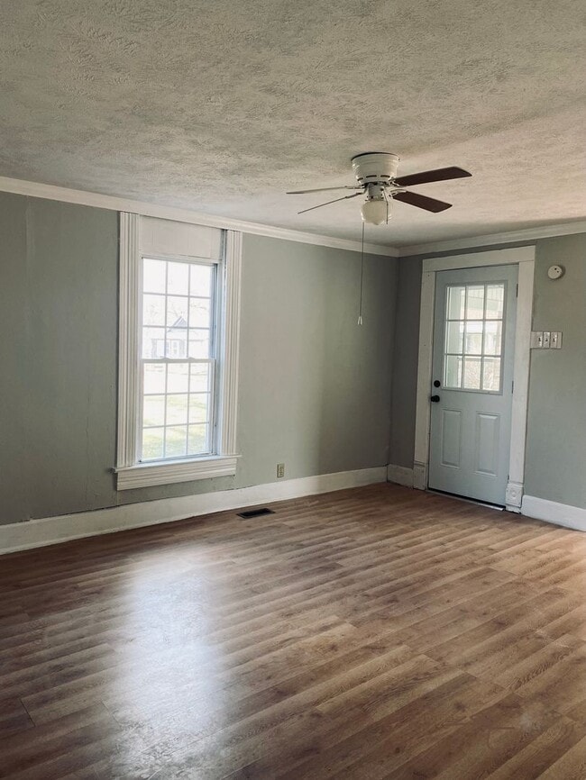Building Photo - 3 Bedroom and 1 bath