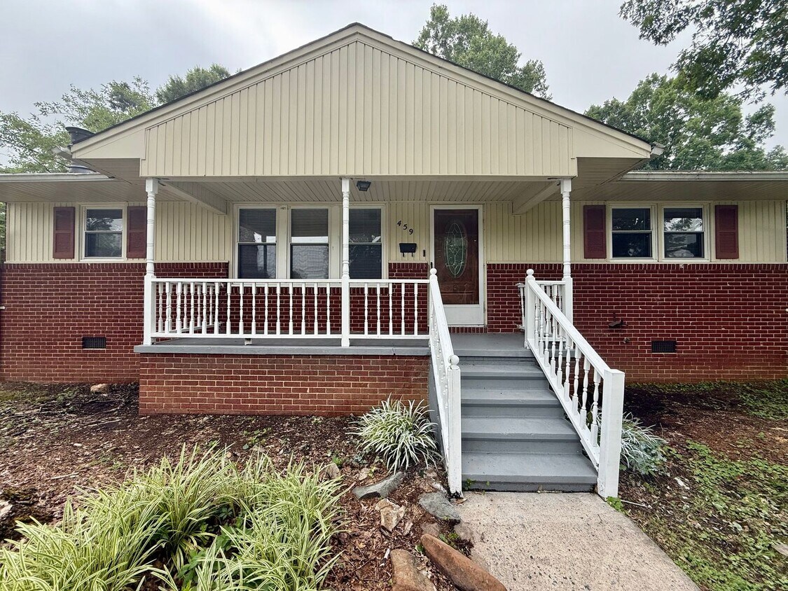 Foto principal - Three bedroom, 1 bath house in Burlington