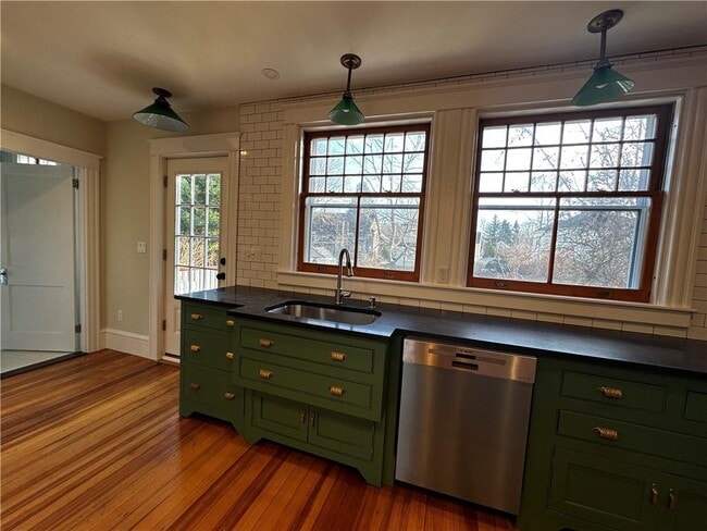 Foto del edificio - 100 Maple Ave