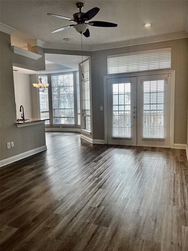 Building Photo - 5353 Memorial Dr