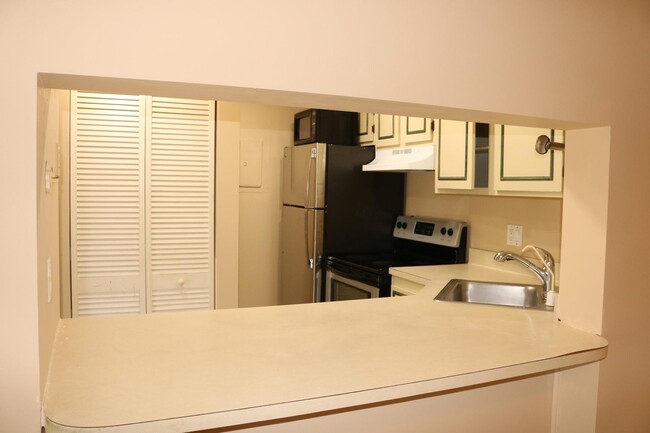 Building Photo - 609 Sea Pine Way