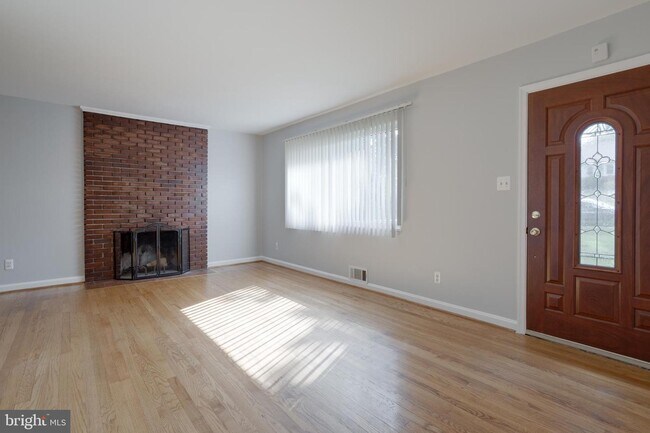 Building Photo - 7104 Village Dr