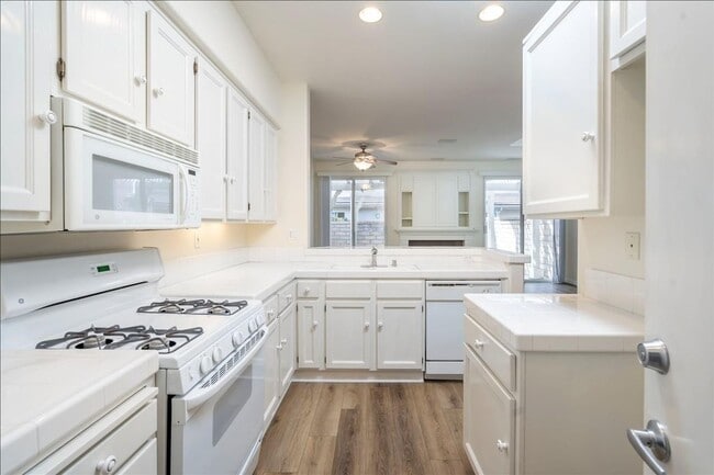 Building Photo - SHARP! 2 Master Suites Townhome in the hea...