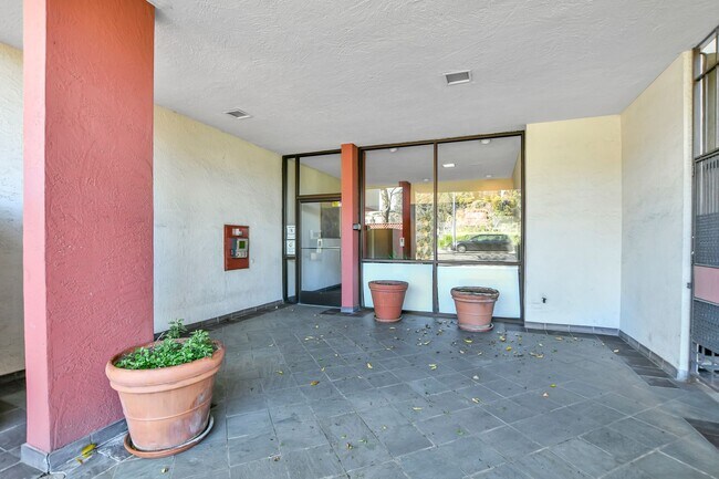 Building Photo - UPDATED LARGE BRIGHT 1200 sq/ft 2BR/2BA Te...