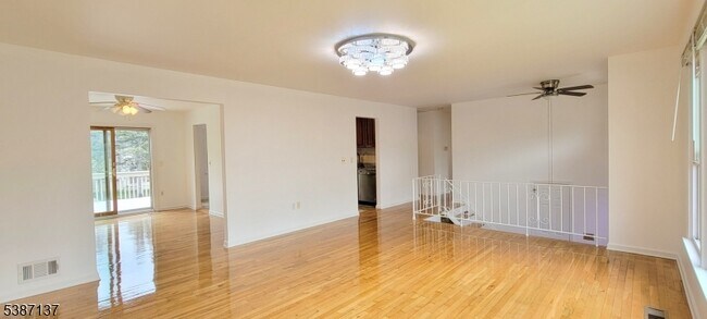 Foto del edificio - 164 Little Falls Rd